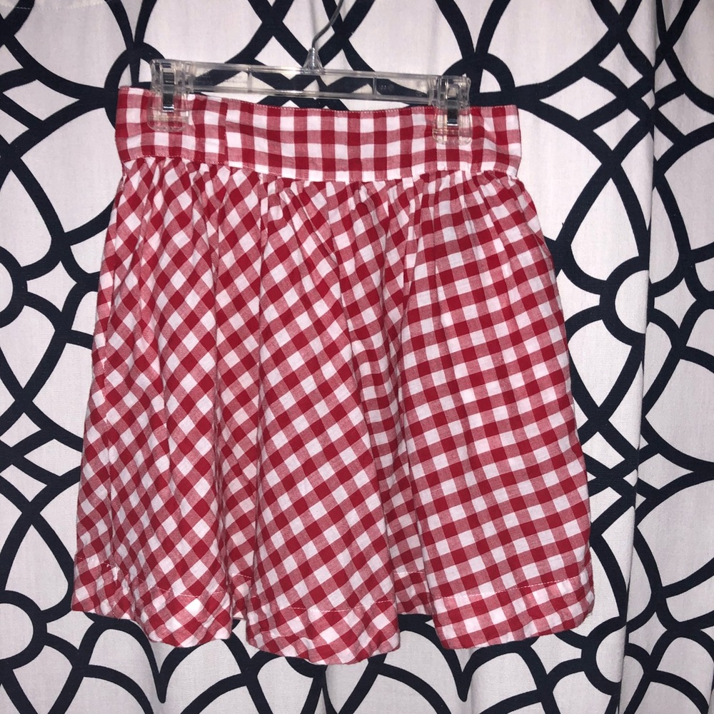 White and red pattern skirt with pockets